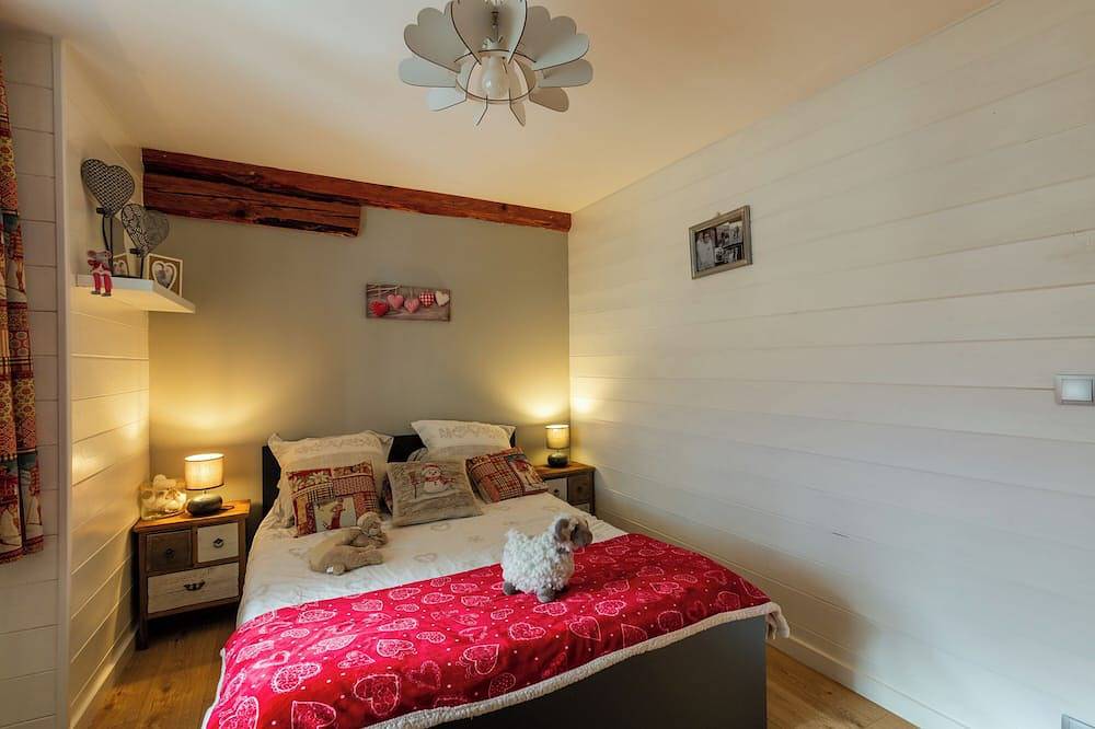Holiday Home \"Maison Village Proche Lac d'Annecy\" with Private Terrace & Wi-Fi in Faverges, Parc naturel régional du Massif des Bauges