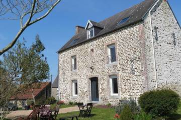 Gîte pour 10 personnes, avec jardin à Crollon