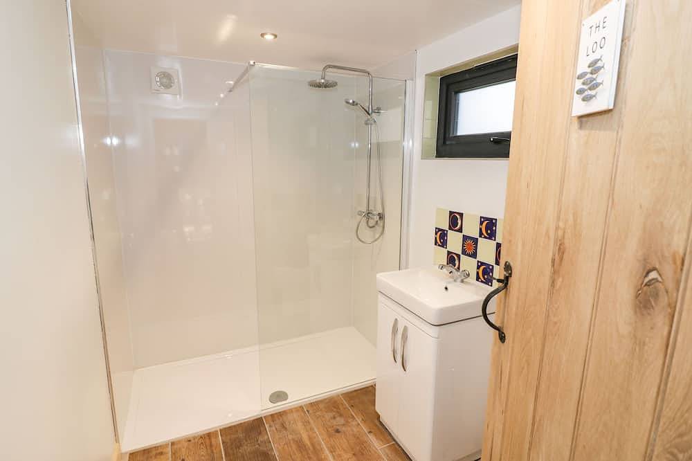 Kingfisher, romantic, with hot tub in Dunchurch in Bourton And Draycote, Warwickshire