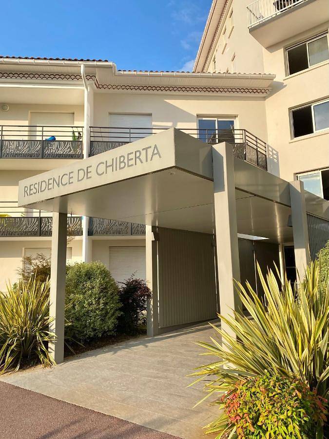 Chambre d’hôte, avec Balcon et Terrasse ainsi que Jardin et Piscine à Anglet