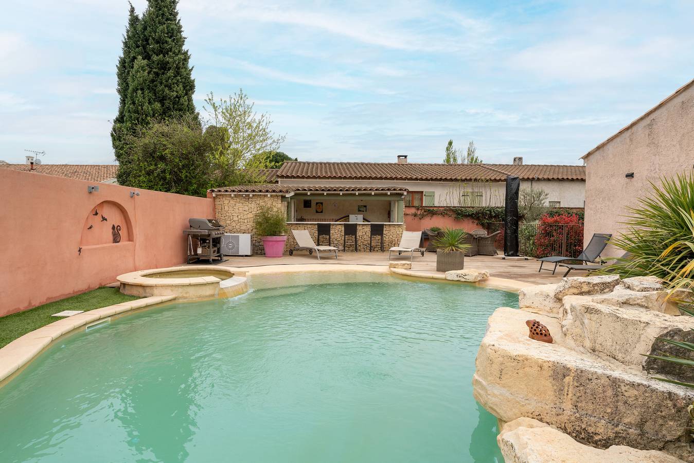 Holiday Home 'Les Dames De Molleges' with Mountain View, Wi-Fi and Air Conditioning in Mollégès, Arles Området