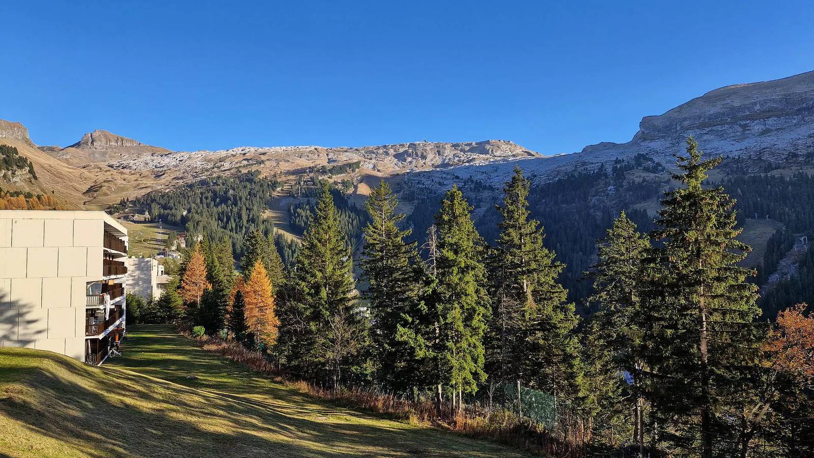 Entire apartment, Renovated apartment · Resort center · Balcony · Covered parking in Flaine, Grand Massif