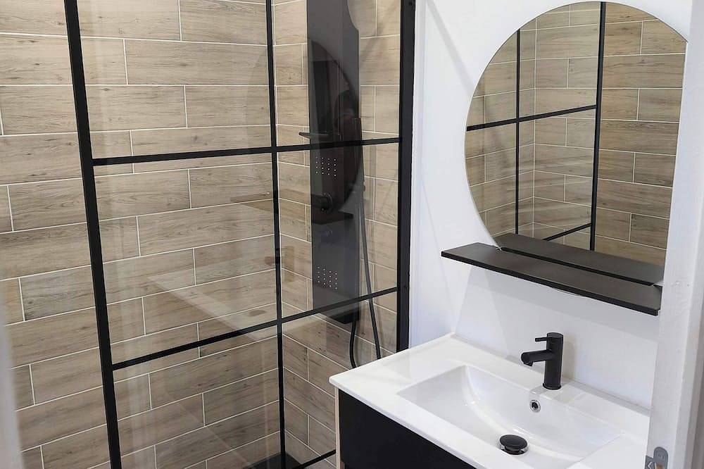 Ganze Wohnung, Quiet Downtown Ground-Floor Apartment with Parking in Charleville-Mézières, Ardennen