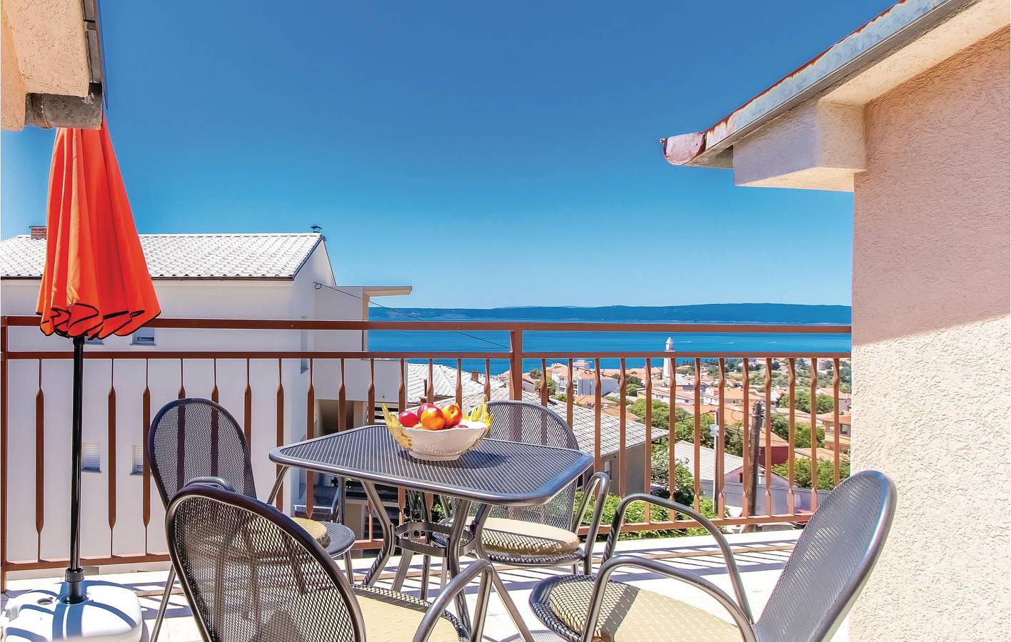 Ganze Ferienwohnung, Apartment mit Meerblick und Terrasse: 2 km zum Strand, Parkplatz & WLAN in Novi Vinodolski, Primorje-Gorski Kotar