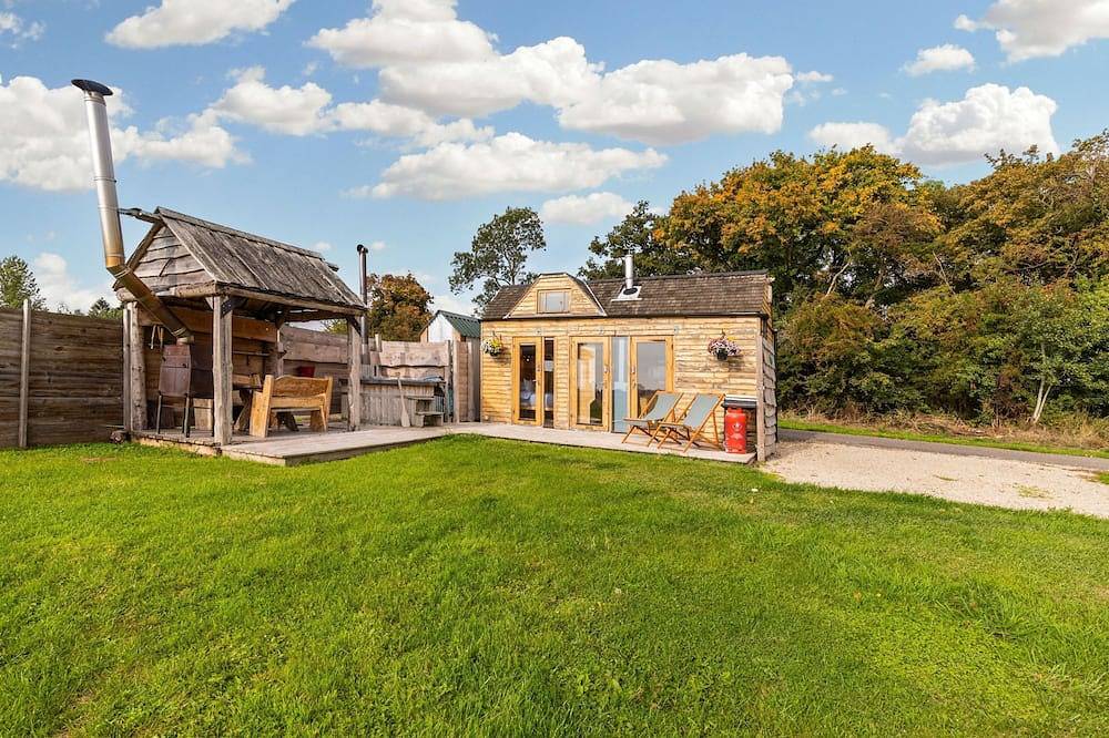 Tinywood One, dog friendly with hot tub in Warwick in Long Itchington, Warwickshire