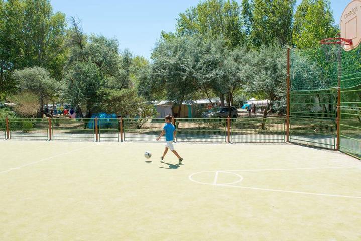 Camping pour 6 personnes, avec Terrasse ainsi que Bassin pour enfant et Piscine à Narbonne