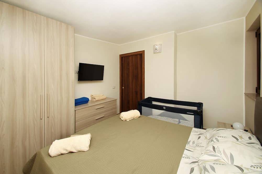 Apartamento inteiro, Il Rifugio sul Mare is a small independent house surrounded by a fragrant lemon garden, just 100 meters from the beach.The house includes a fully equipped kitchen, a bathroom, and a cozy double bedroom. Outside, you’ll find a private relaxation area wi in Marina di Caronia, Caronia