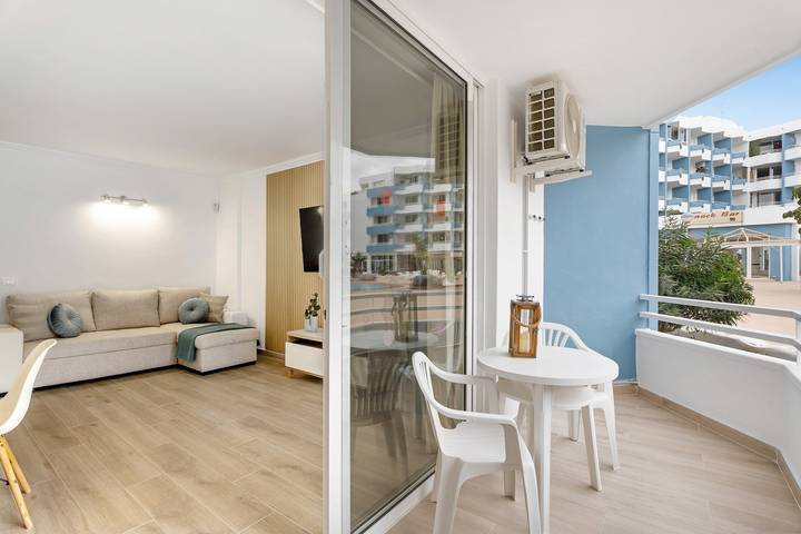 Entire studio, Vacation Studio 'Peggy's Home' with Shared Pool, Wi-Fi and Air Conditioning in Las Adelfas, San Miguel de Abona