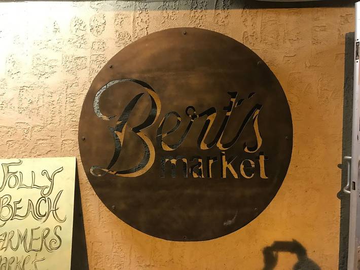 Vacation house for 16 people, with balcony and yard in Folly Beach