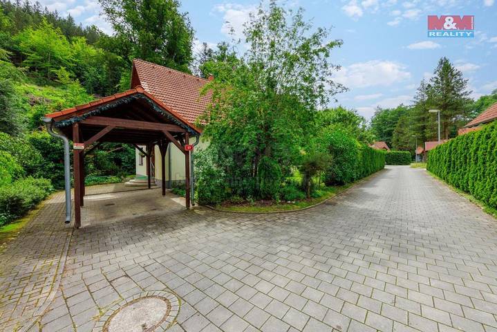 Ferienhaus für 6 Personen, mit Balkon und Terrasse sowie Garten und Pool in Karlsbad