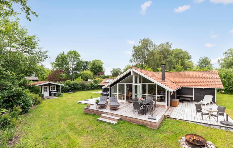 Ferieudlejning for 8 personer, med sauna og jacuzzi såvel som terrasse og have, husdyr tilladt i Dronningmølle