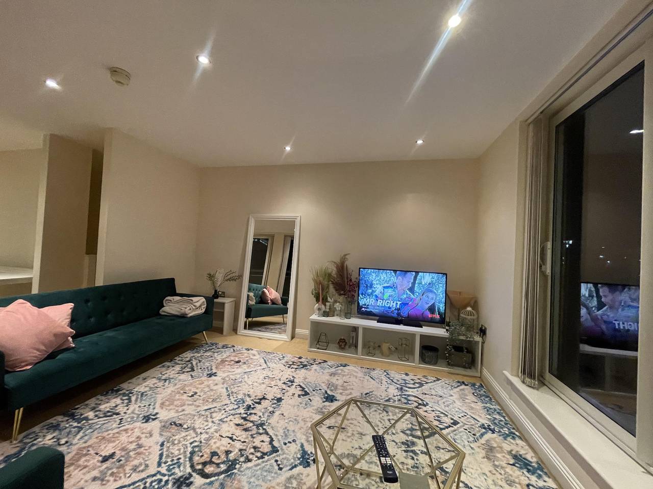 Entire holiday apartment, Free parking near city centre & stadium sleeps 6-8 in Leicester, Heart of England