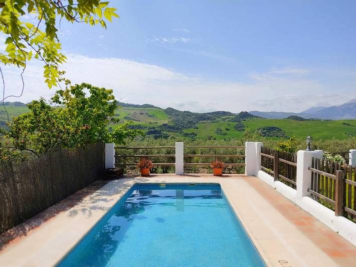 Casa rural para 5 personas, con jardín además de vistas y piscina en Montecorto
