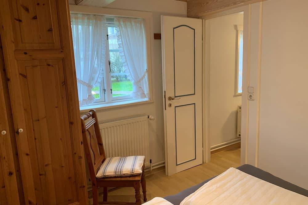 Ganze Wohnung, Helle Gartenwohnung mit eigenem Terrassenplatz in Nebel, Amrum