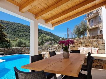 Location de vacances pour 4 personnes, avec jardin ainsi que terrasse et piscine à Tanaunella