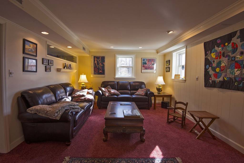 Ganze Wohnung, Geräumige Terrassenwohnung im Einfamilienhaus mit eigenem Eingang und Parkplatz. in Lynchburg, Virginia