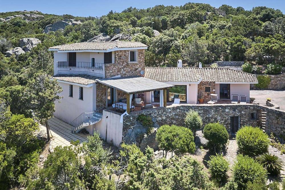 Große, prestigeträchtige und private Panoramavilla mit privatem Holz. in Arzachena, Costa Smeralda