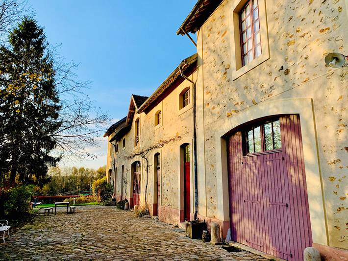 Gîte pour 20 personnes, avec terrasse ainsi que piscine et jardin