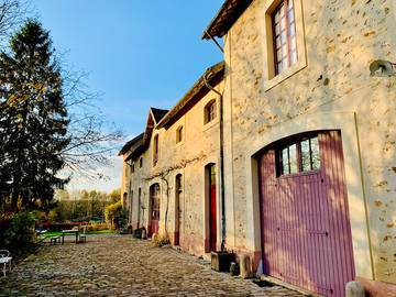 Gîte pour 20 personnes, avec jardin ainsi que terrasse et piscine à Saints