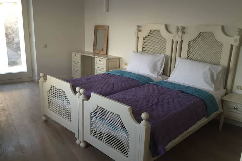 Quality Villa With Stunning Views, Near The Sea, Beaches, Shops, And Restaurants in Vis Town, Vis (Dalmatia)