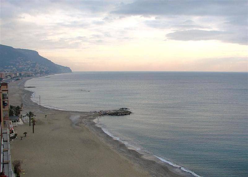 Ganze Wohnung, Attico Sul Mare con balcone sulla spiaggia e terrazza solarium di 25 mq in Pietra Ligure, Pietra Ligure Gemeinde