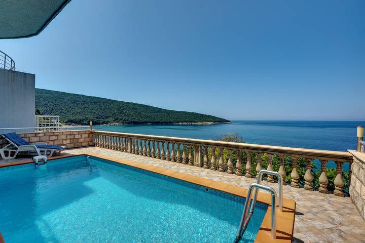 Ferienhaus für 8 Personen, mit Balkon und Terrasse sowie Garten in Montenegro