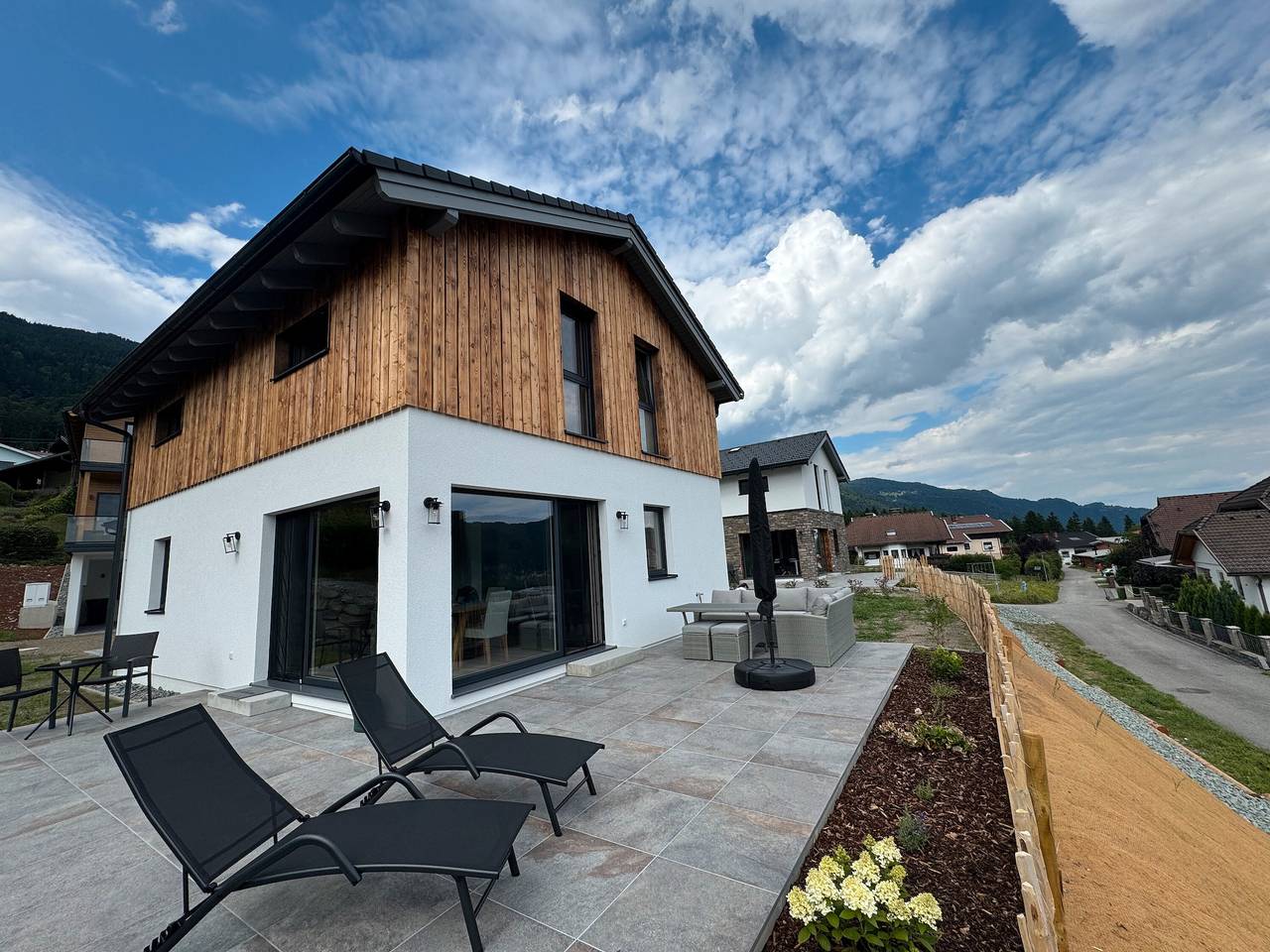 Ferienhaus 'Almrausch' mit Seeblick, privater Terrasse und Wlan in Bodensdorf, Gerlitzen
