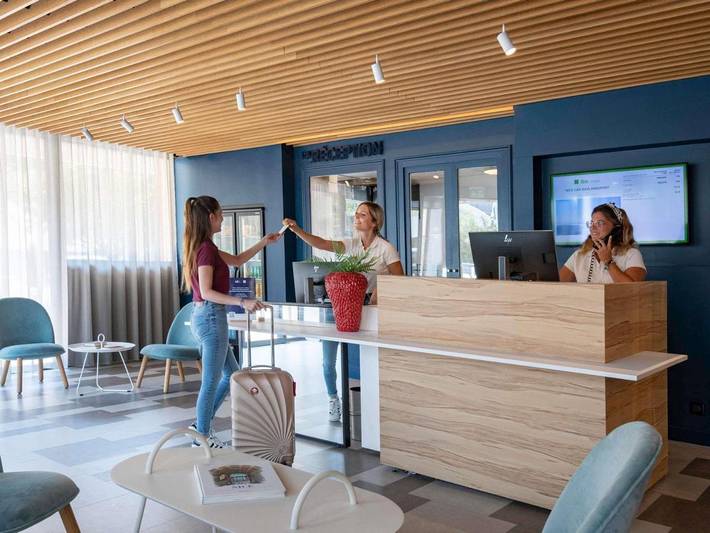 Hôtel pour 2 personnes, avec terrasse et piscine, animaux acceptés dans Aeroport Nice - Cote D Azur - 3