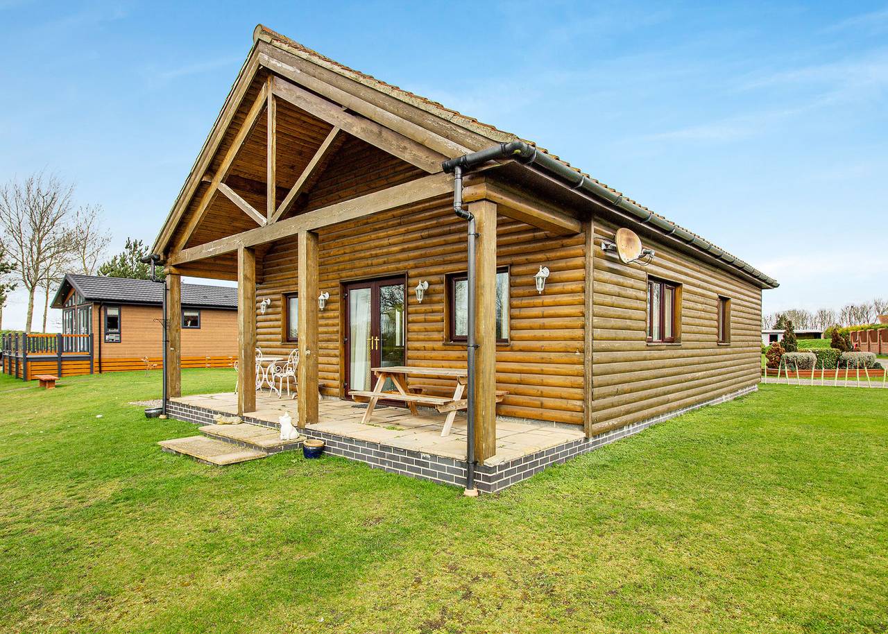 Lakeside Log Cabin in Lincolnshire