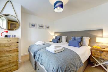 Holiday Home for 8 People in Mawgan Porth, Cornwall, Photo 1