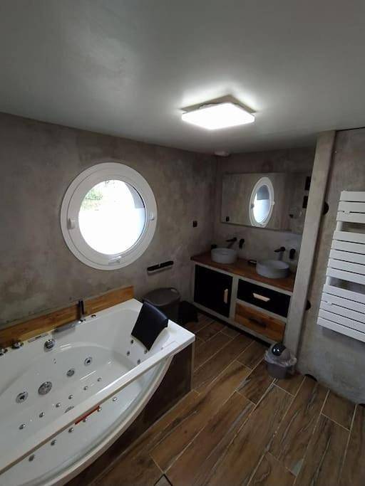 Location de vacances pour 17 personnes, avec jardin ainsi que piscine et vue, animaux acceptés dans Plage De La Cale Lanveoc - 3