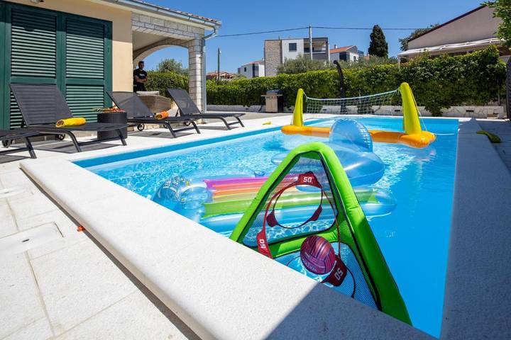 Villa pour 6 personnes, avec jardin ainsi que vue et piscine à Biograd na Moru - 2
