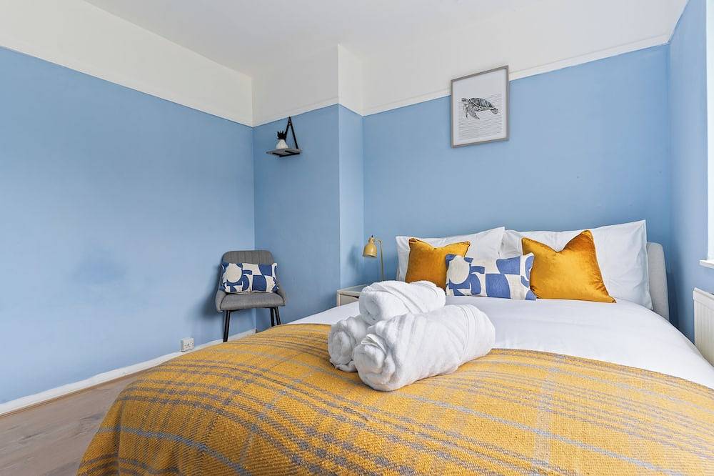 Beautiful 5 Bedroom House with free parking,penn rd in Aylesbury, Buckinghamshire