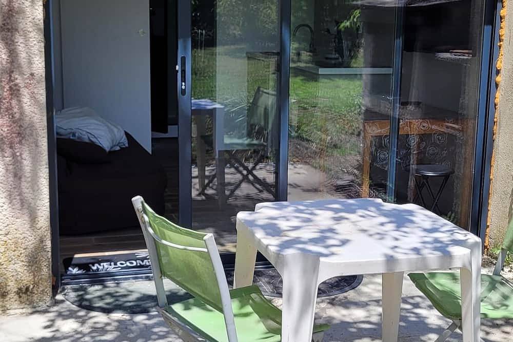 Appartement entier, Charmant studio avec terrasse et accès jardin. in Saint-Denis-de-Pile, Région de Libourne