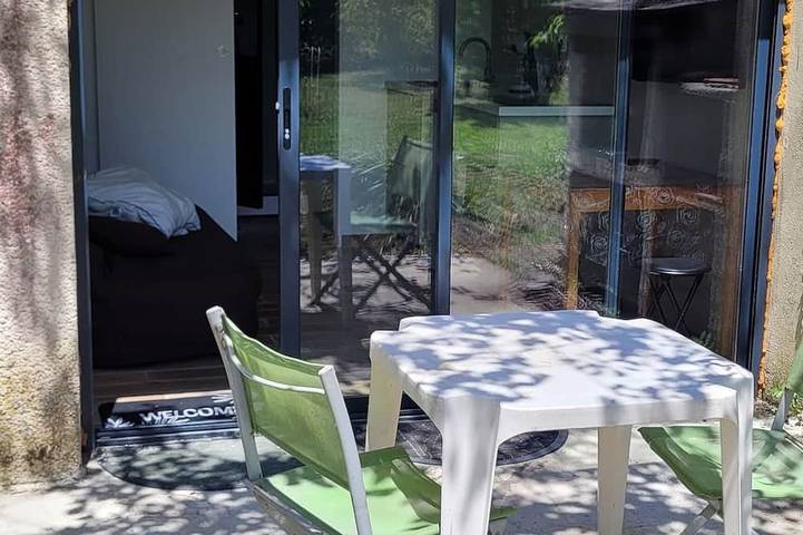 Appartement entier, Charmant studio avec terrasse et accès jardin. in Saint-Denis-de-Pile, Région de Libourne