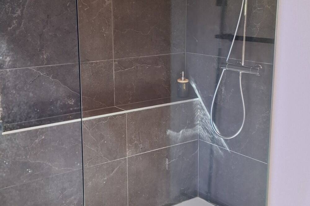 Ganze Wohnung, Loft-Hütte-Ensuite mit Dusche-Blick auf die Landschaft-Gîte Bulle d'Eau in Montleban, Gouvy