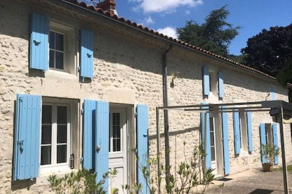 Bed and breakfast in quiet surroundings with access to private pool in Bernay-Saint-Martin, Saint-Jean-d'Angély e dintorni
