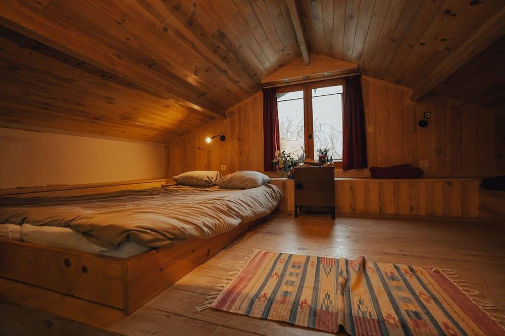Set in a full green environment with large garden, treehouse and 70a of woodland in Beauraing, Namur (region)