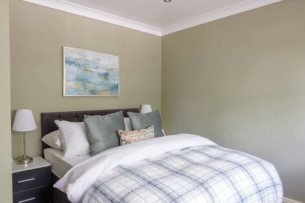 Dickens House Close 15min from Gatwick, Dickens House- Beautiful and Spacious 3Br in Crawley, Sussex Occidental