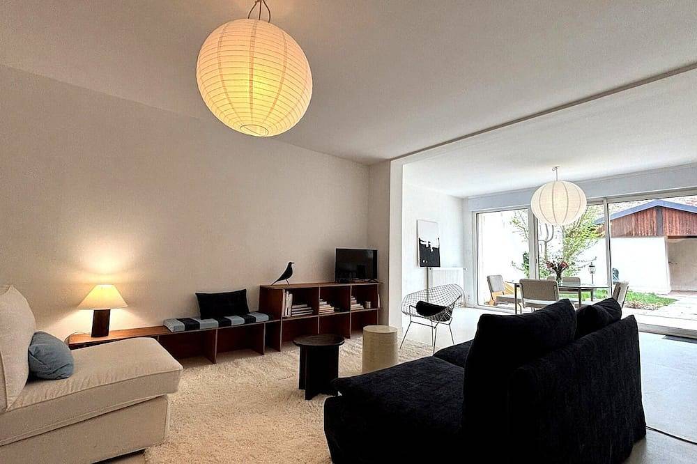 Ferienhaus-Stadt-Ensuite mit Dusche-Blick auf den Hof in Bourges, Bourges und Umgebung