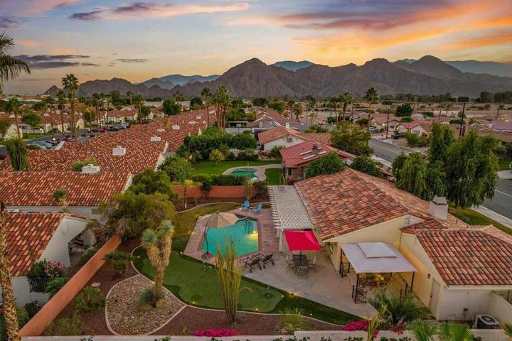 Apartamento para 6 personas, con piscina además de jardín y vistas, Se admiten mascotas en Palm Desert