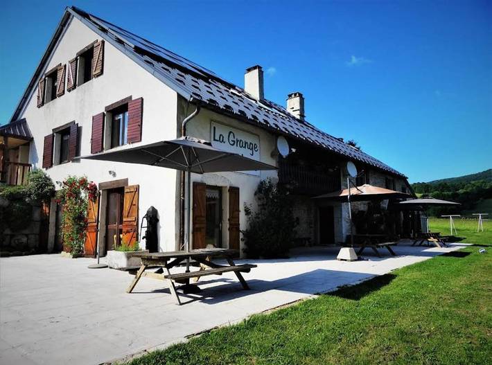 Gîte pour 7 personnes, avec Balcon et Terrasse ainsi que Jardin et Piscine dans Haut-Valromey