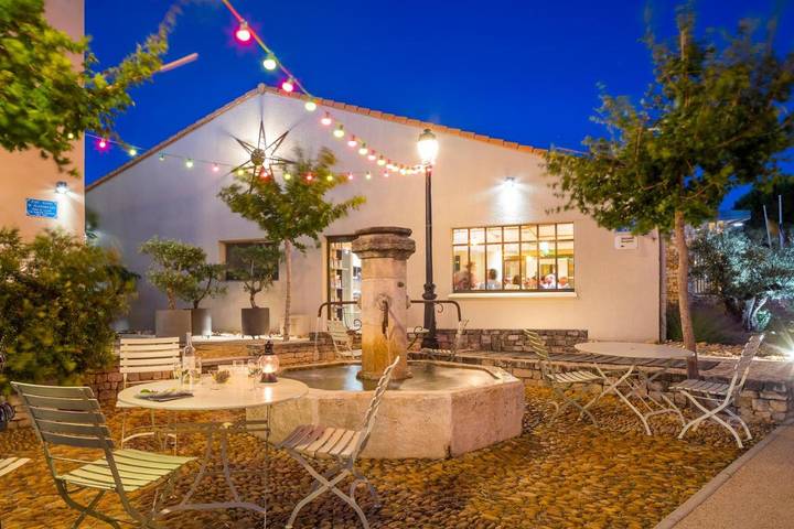 Hôtel pour 2 personnes, avec sauna et piscine ainsi que jacuzzi et terrasse, animaux acceptés à Le Pontet