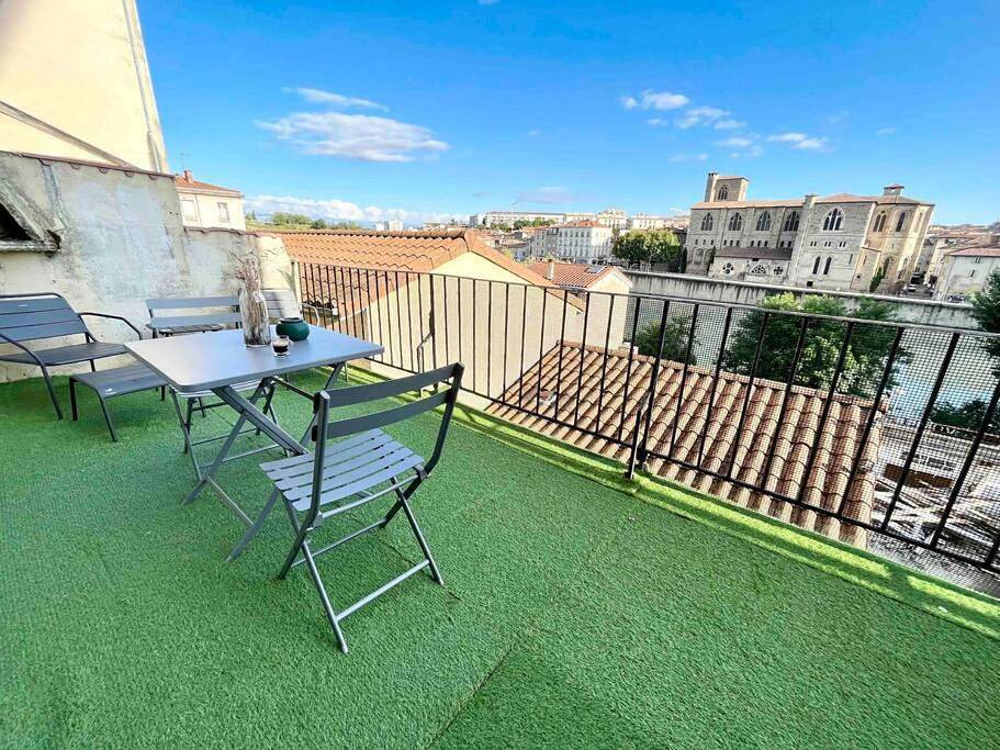 Appartement entier, Studio with Terrace in Bourg-de-Péage, Région de Valence