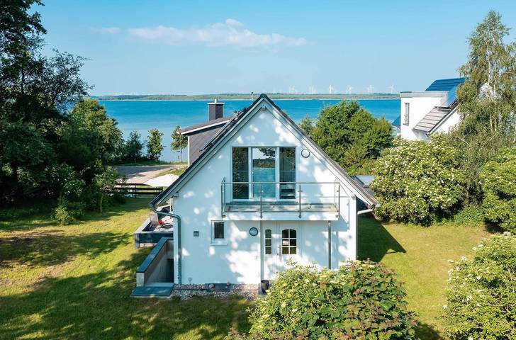 Ferienhaus für 4 Personen, mit Balkon und Terrasse sowie Garten und Seeblick in Alt Schwerin