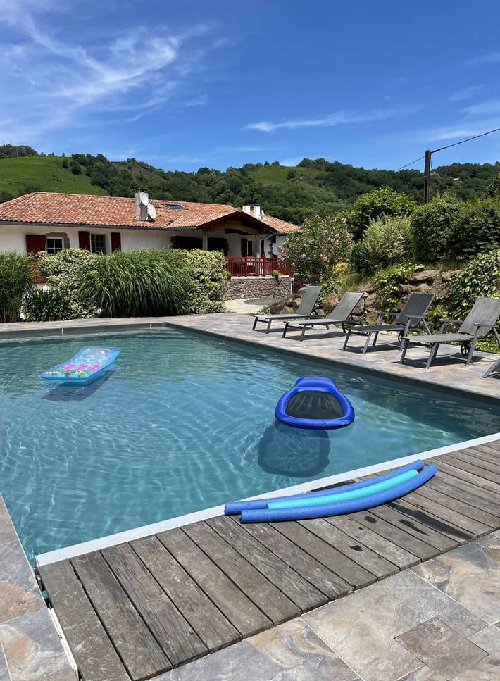 Gîte pour 6 personnes, avec balcon et piscine - 1