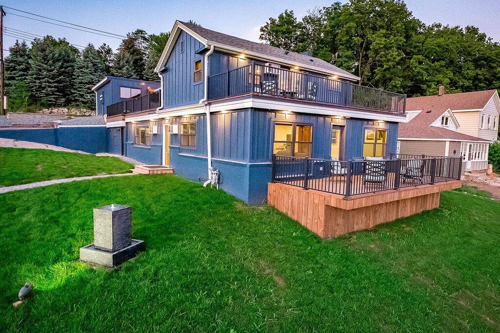 Ganze Wohnung, Full Kitchen | Private Deck | Lounge Downtown in Pierce County (WI)