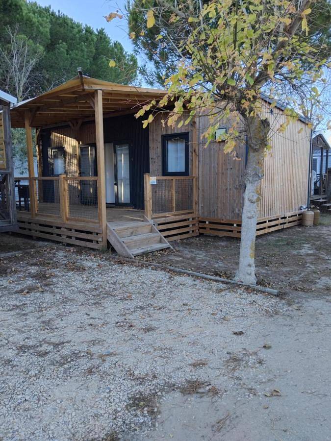 Camping pour 6 personnes, avec bassin pour enfant ainsi que piscine et terrasse, adapté aux familles dans Plage de l'Espiguette