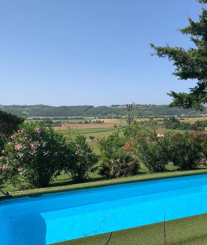 Location de vacances pour 4 personnes, avec Jacuzzi et Terrasse ainsi que Jardin et Piscine à Septème