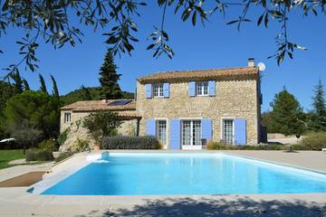 Gîte pour 5 personnes, avec jardin ainsi que terrasse et piscine à Séguret